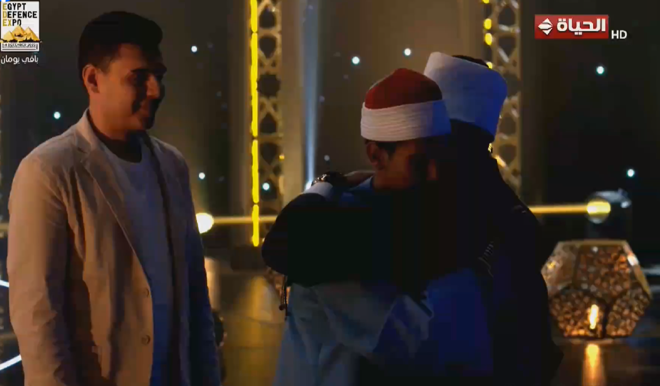 وزير الأوقاف يعانق الخاسر